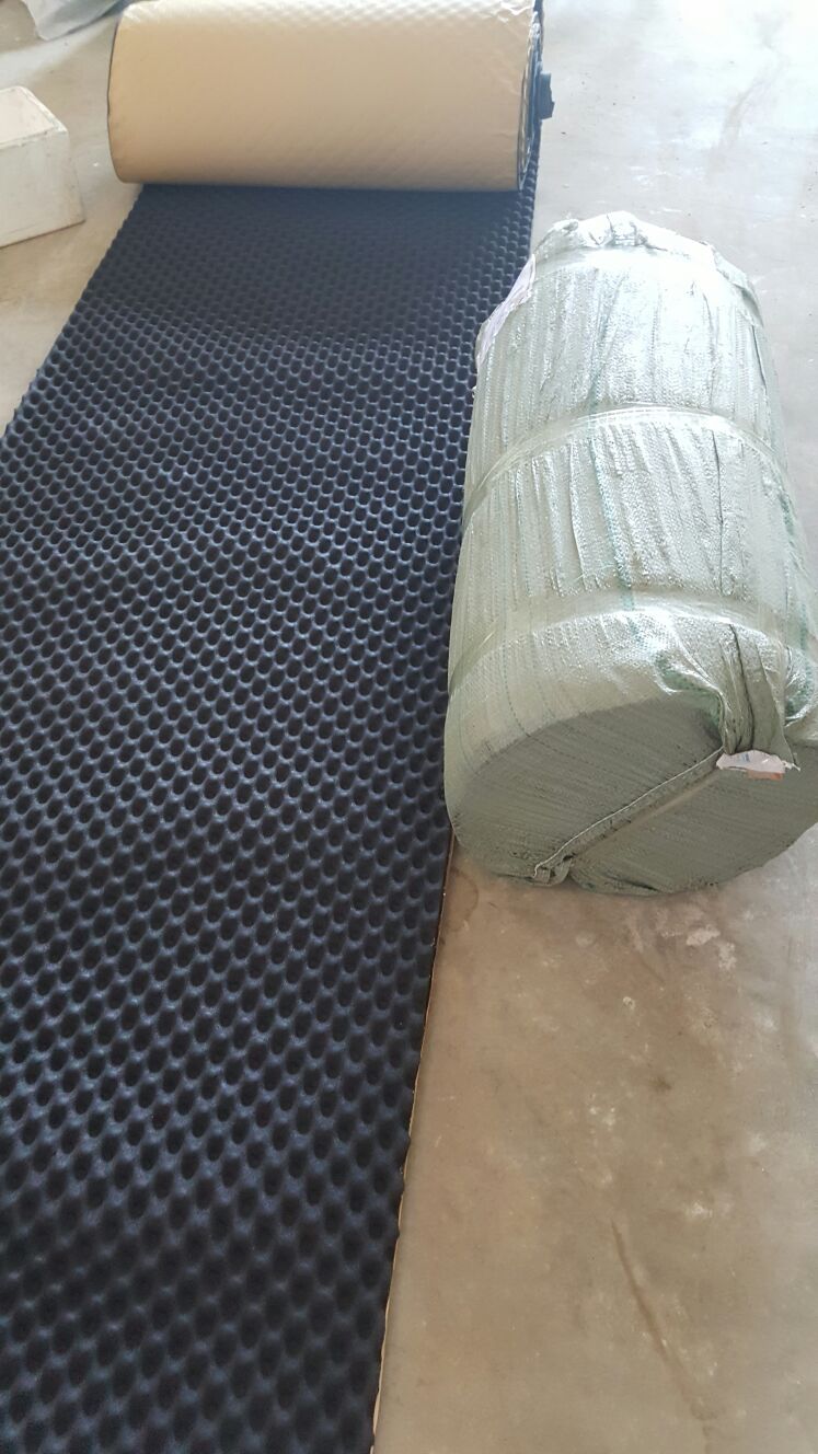 理發(fā)店樓下鄰居徹夜難眠，無奈只能鋪設(shè)隔音棉來降噪